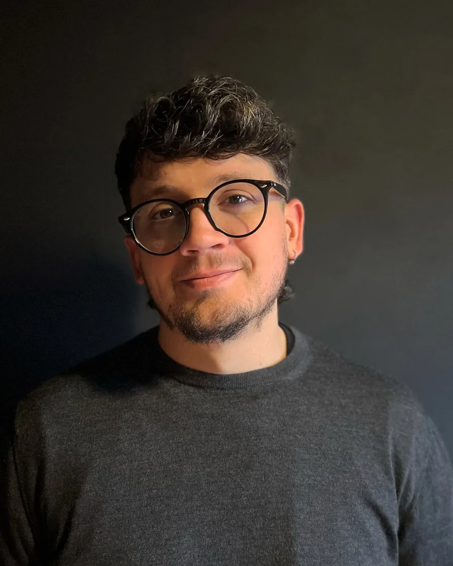 Ritratto di Alessandro Mancini, graphic e web designer freelance