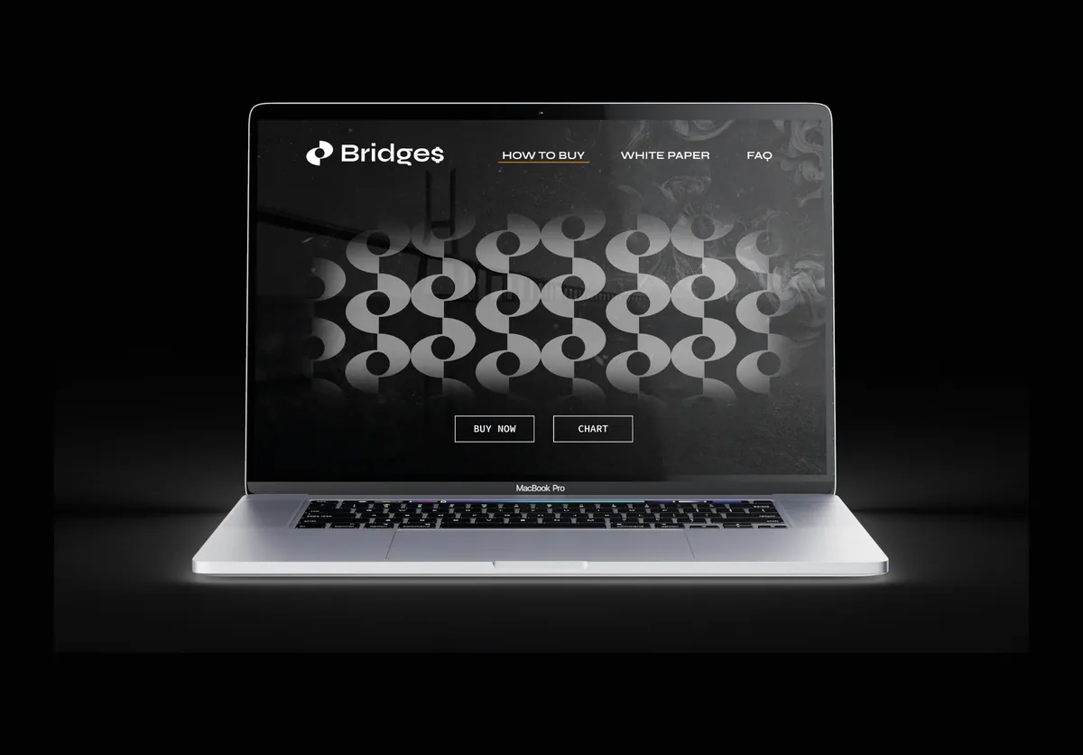 L’anteprima del sito Bridge$ su un portatile, con il simbolo ripetuto a motivo