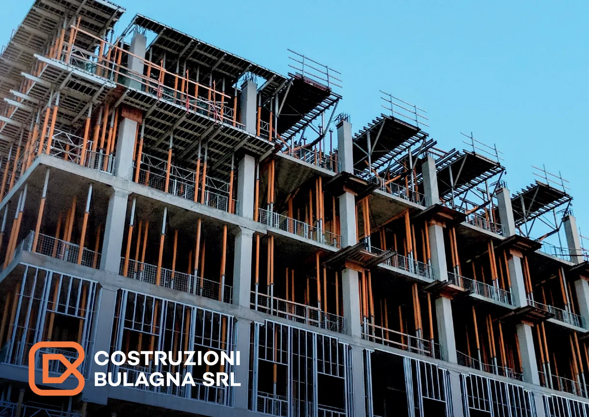 Il marchio Costruzioni Bulagna applicato su una fotografia di cantiere